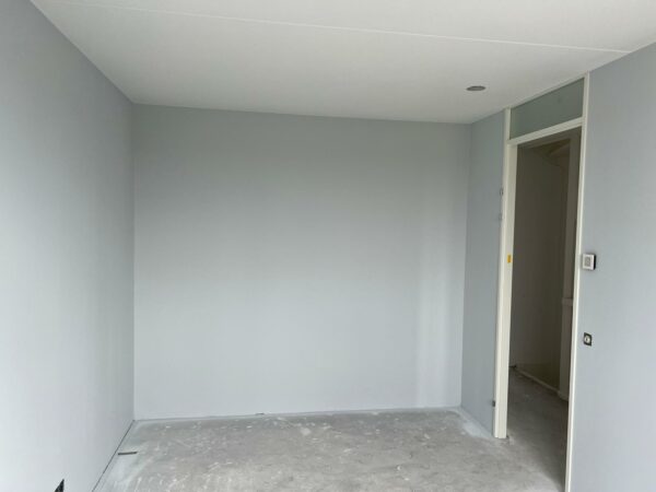 Renovlies en latex spuiten wanden en plafonds grijze kleur Waddinxveen